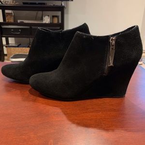 EUC Vince Camuto Daysha Suede Wedge Booties